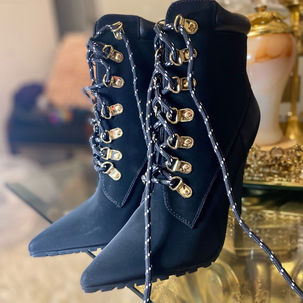 A lace-up boot with a high heel and inner zip closure.
Material: Brand New!